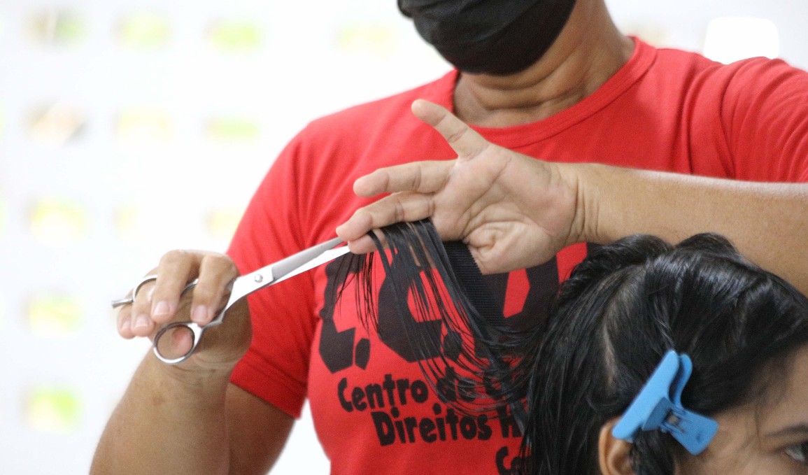 cabeleireira cortando cabelo